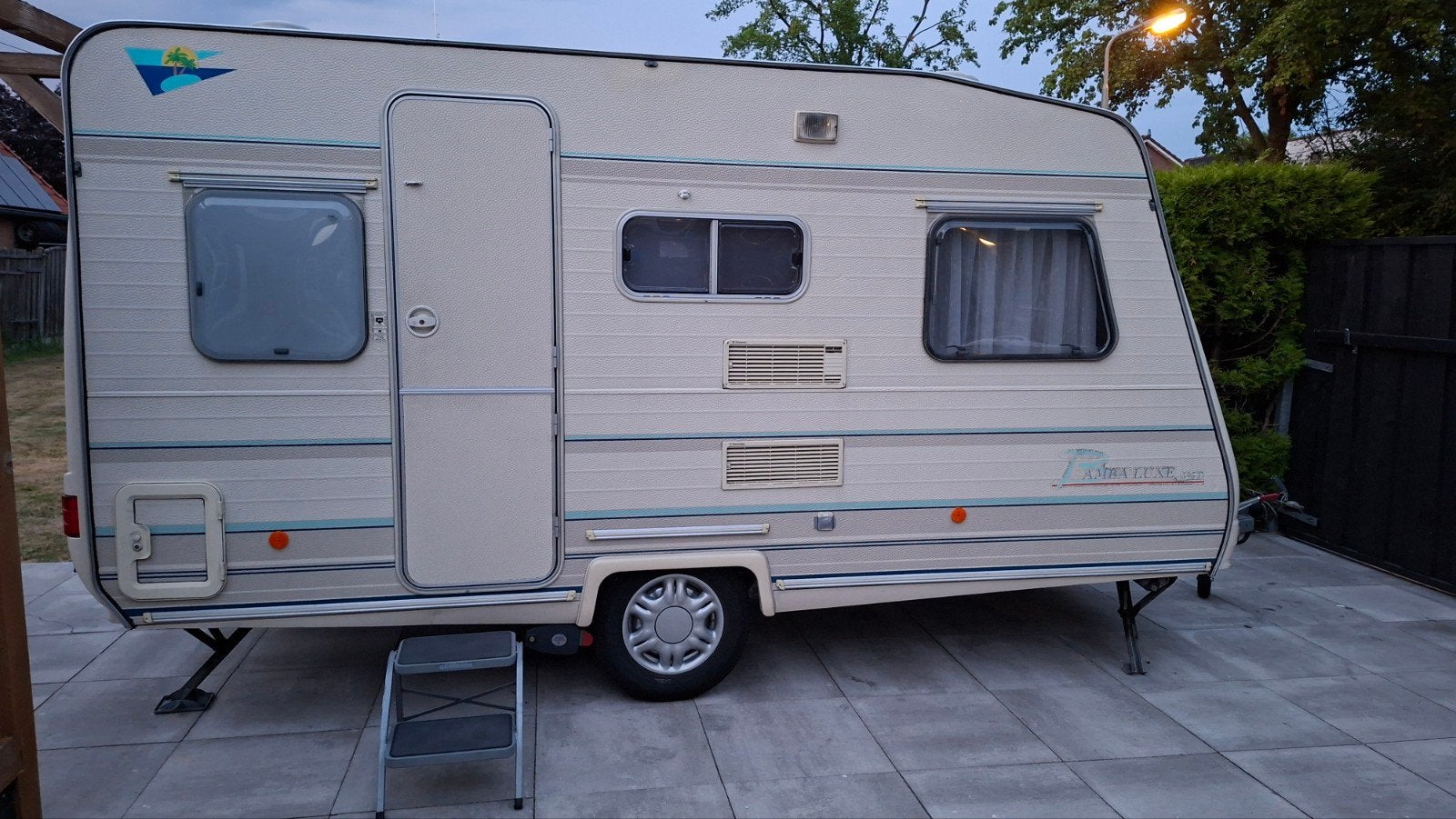 Caravan Caravalair Bamba Luxe 395 met mover,nieuwe voortent, Vast bed, Treinzit, Particulier, 500 - 750 kg