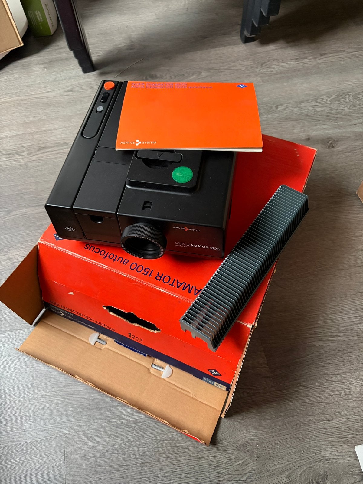 Agfa Diamator 1500 Autofocus Diaprojector met accessoires, Audio, Tv en Foto, Diaprojectors, Ophalen, Gebruikt, Met scherm