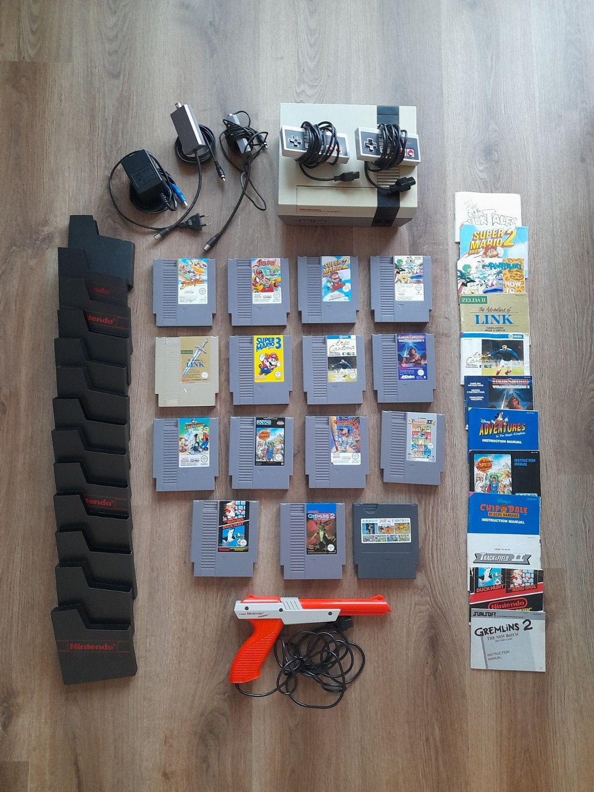 Nes met 15 spellen en zapper. Mario, Zelda, Ducktales etc., Ophalen of Verzenden, Gebruikt, Met 2 controllers
