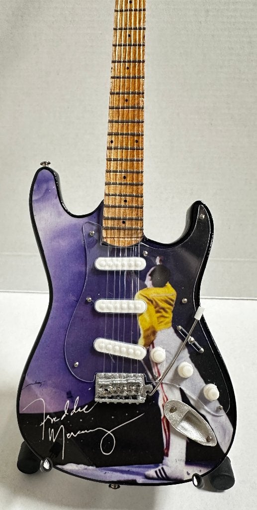 Freddie Mercury Queen paars miniatuur gitaar 25cm mini deco, Info@deconoord.nl, Deco Noord, Nieuw, Ophalen of Verzenden
