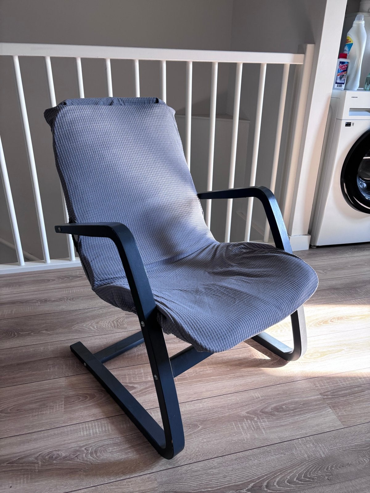 Comfortabele grijze stoel met houten frame, Ophalen, Gebruikt, Hout, Eén