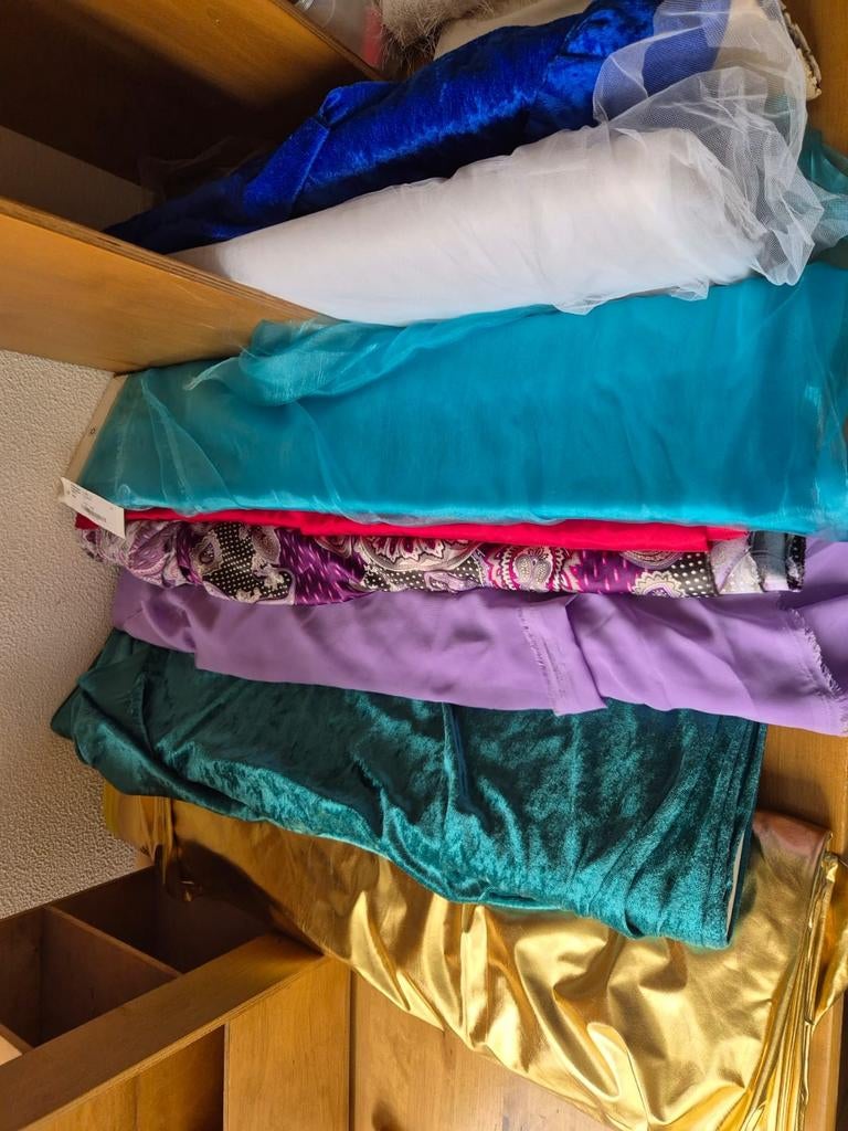 MEGA PARTIJ: 300 verschillende stoffen + fournituren, Hobby en Vrije tijd, Stoffen en Lappen, Ophalen, Nieuw, 200 cm of meer, 120 cm of meer