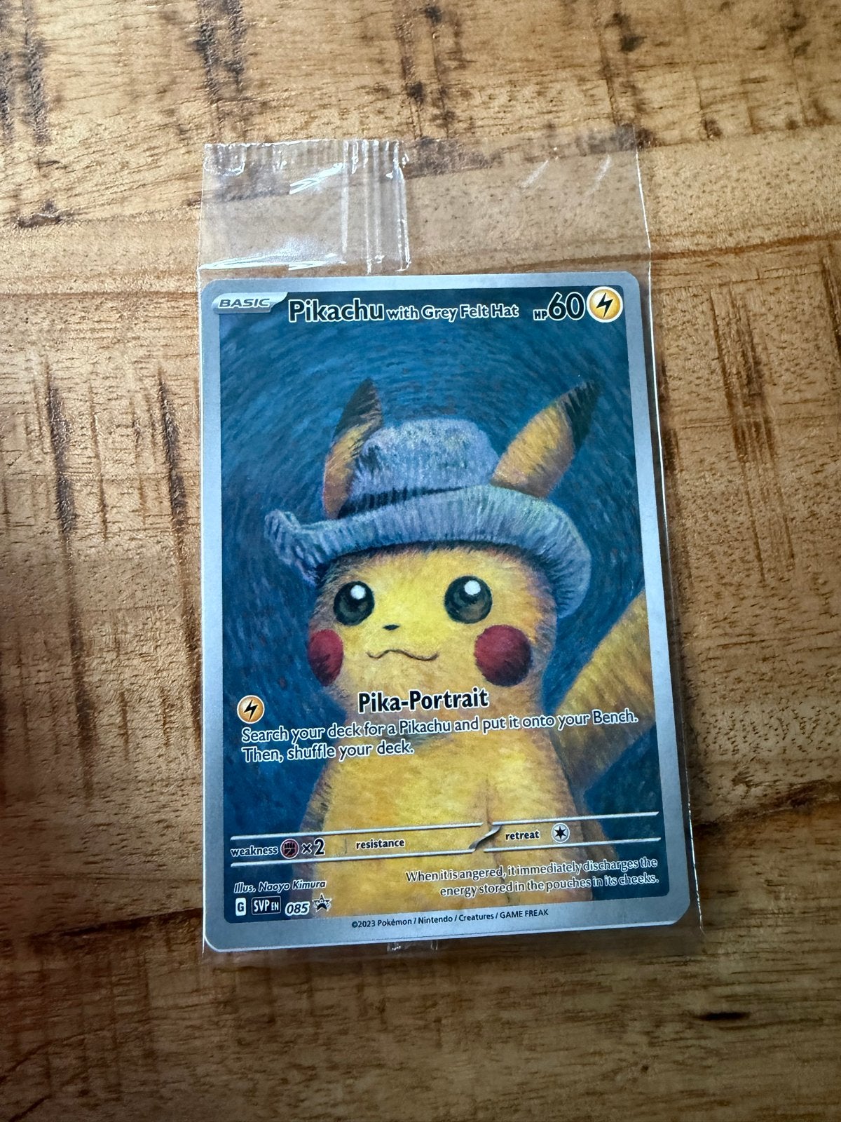 Pikachu met Grijze Vilthoed Pokémon Kaart SVEPM 085, Ophalen of Verzenden, Nieuw, Losse kaart