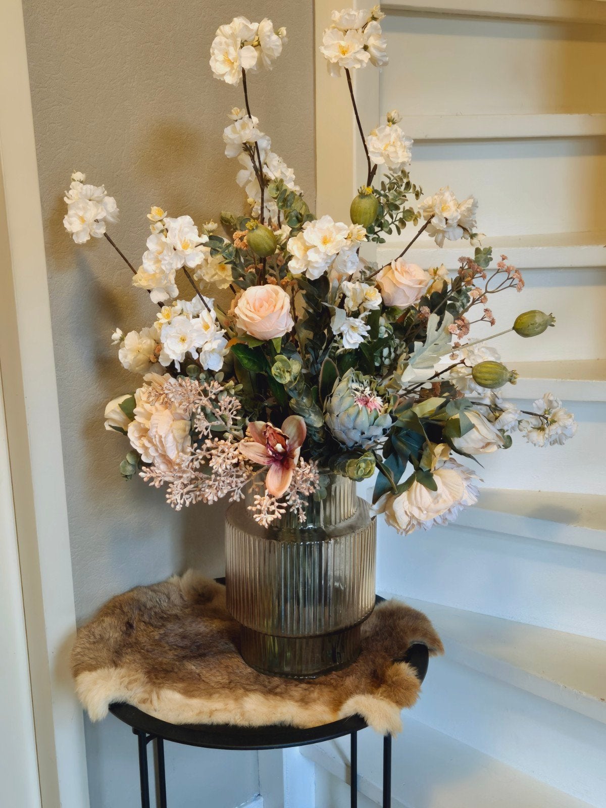 grote vaas met royale bos zijde boeket bloemen rondom, Ophalen, Binnen, Overige merken, Meerkleurig