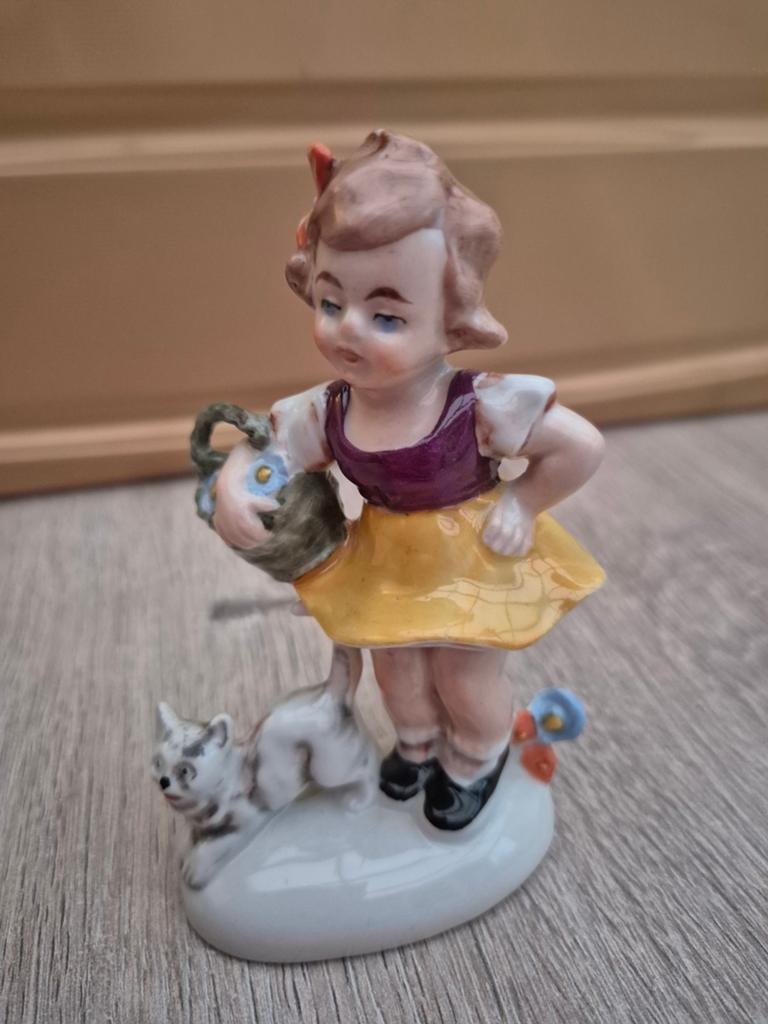 Vintage Hummel beeldje meisje met kat en mandje, Verzamelen, Beelden en Beeldjes, Ophalen of Verzenden, Zo goed als nieuw, Hummel
