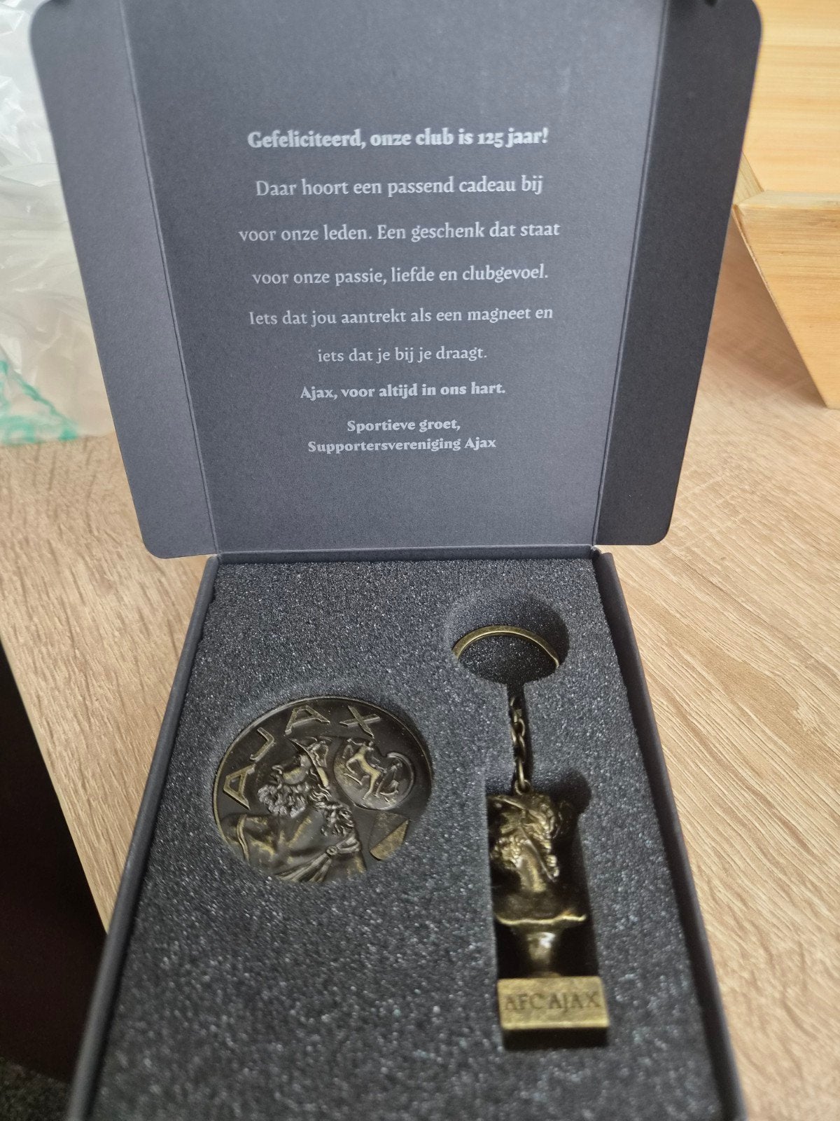 Ajax 125 jaar jubileum cadeau: Medaille en sleutelhanger, Ophalen of Verzenden