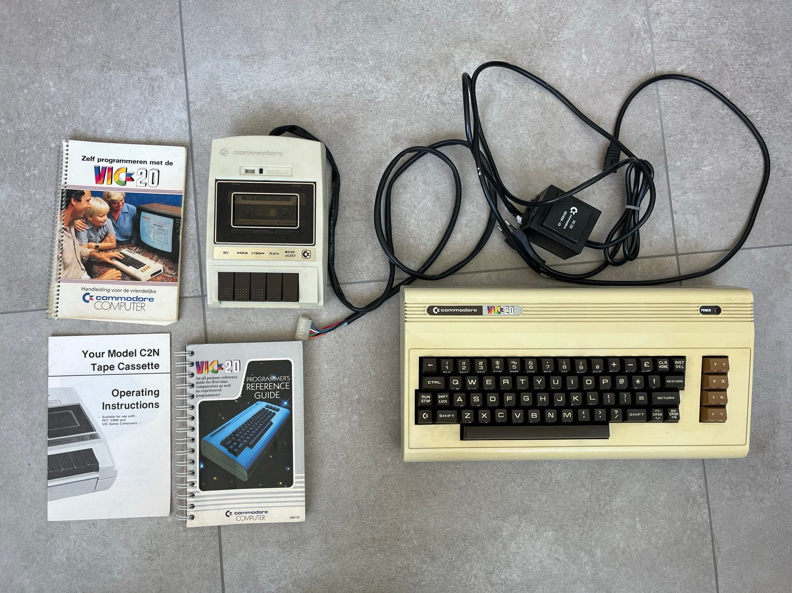 Commodore VIC-20 met datasette, boeken en orginele doos., Computers en Software, Vintage Computers, Ophalen