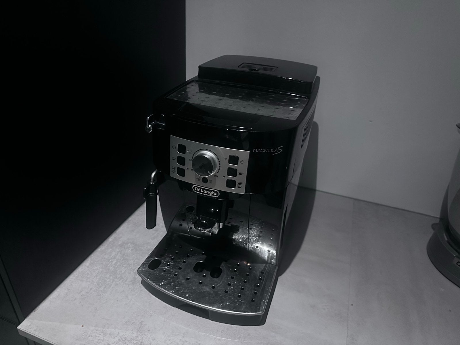 De'Longhi Magnifica S volautomatische bonen koffiemachine, Ophalen, Afneembaar waterreservoir, Gebruikt, Koffiemachine