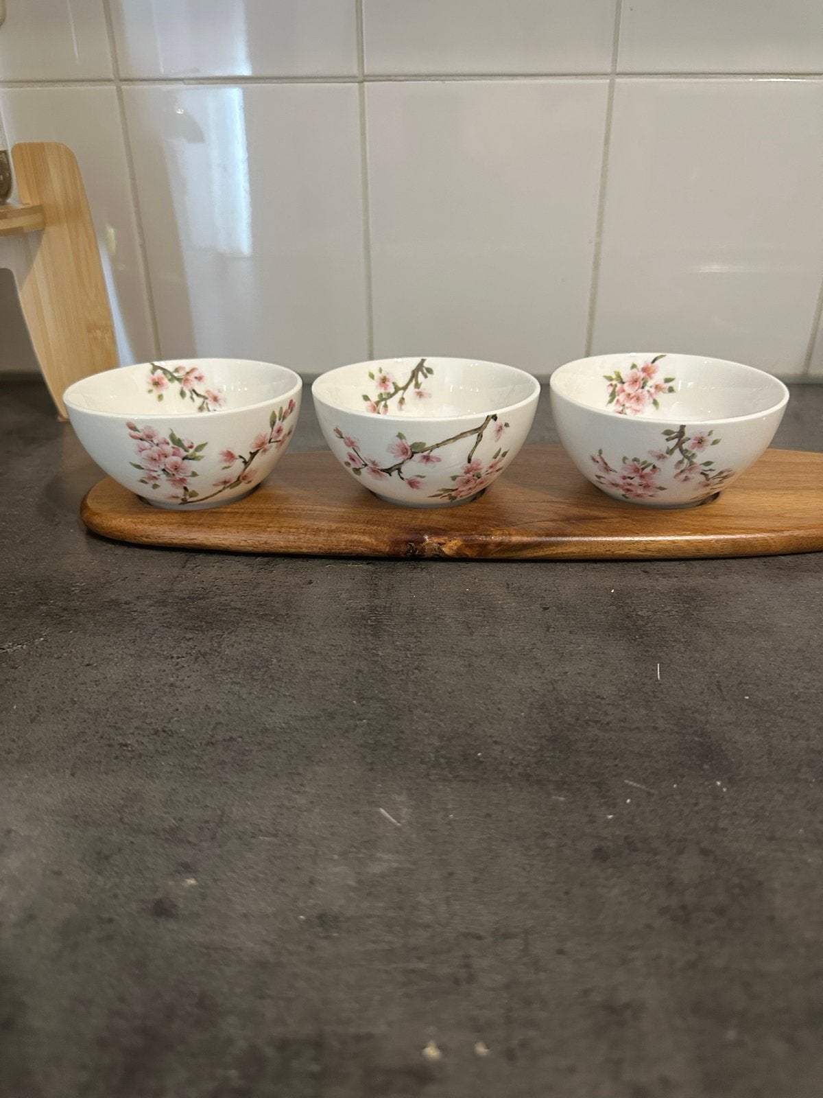 Mooie set van 3 schaaltjes met kersenbloesem op houten plank, Aziatisch, Keramiek, Ophalen of Verzenden, Schaal of Schalen