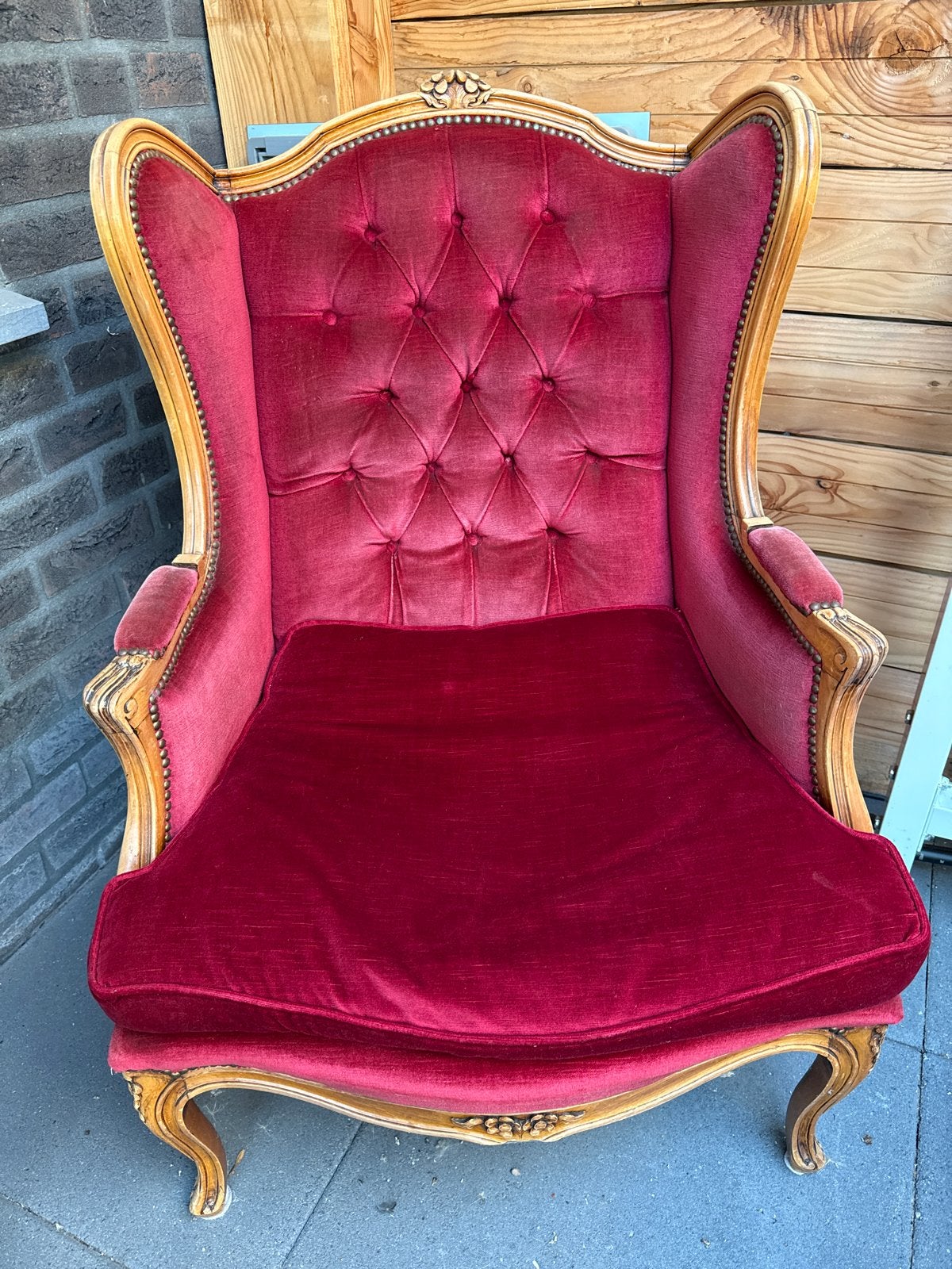 Antieke rode fluwelen fauteuil met houten frame, Ophalen