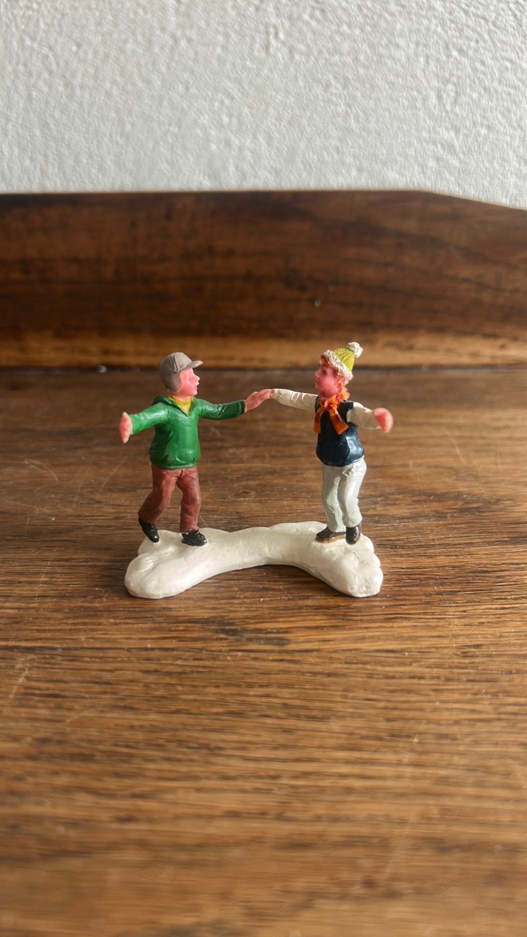 Lemax figuurtje: rondom de sneeuwman, dansende kinderen, Diversen, Ophalen of Verzenden, Zo goed als nieuw