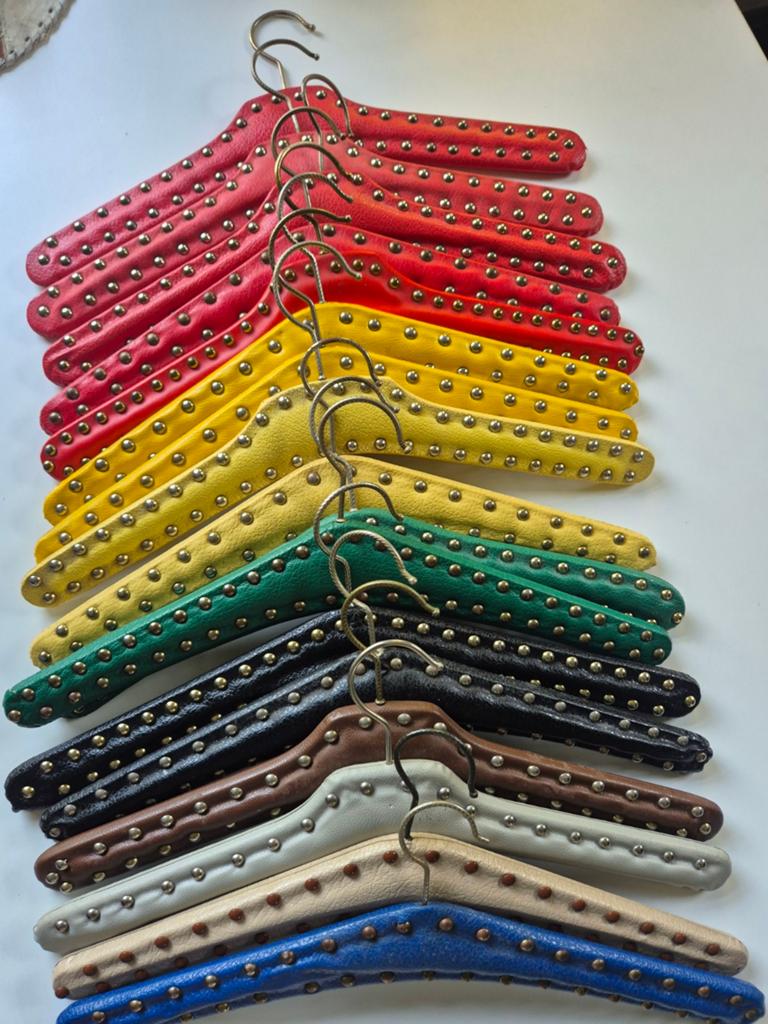 17x Retro kleerhangers skai leer & studs, Ophalen of Verzenden