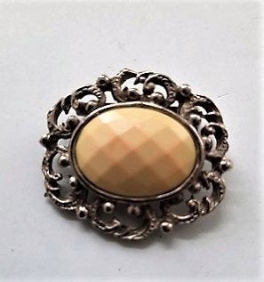 Zilverkleurige broche met gefacetteerde crèmekleurige steen, Ophalen, Nieuw, Zilver, Overige materialen