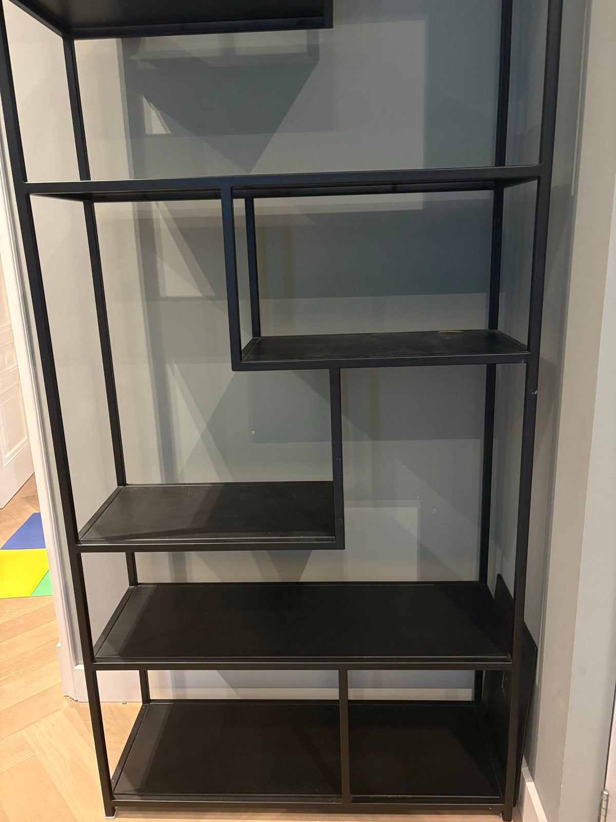 Zwart metalen boekenkast met speelse indeling, Huis en Inrichting, Kasten | Boekenkasten, Ophalen, Met plank(en), 100 tot 150 cm