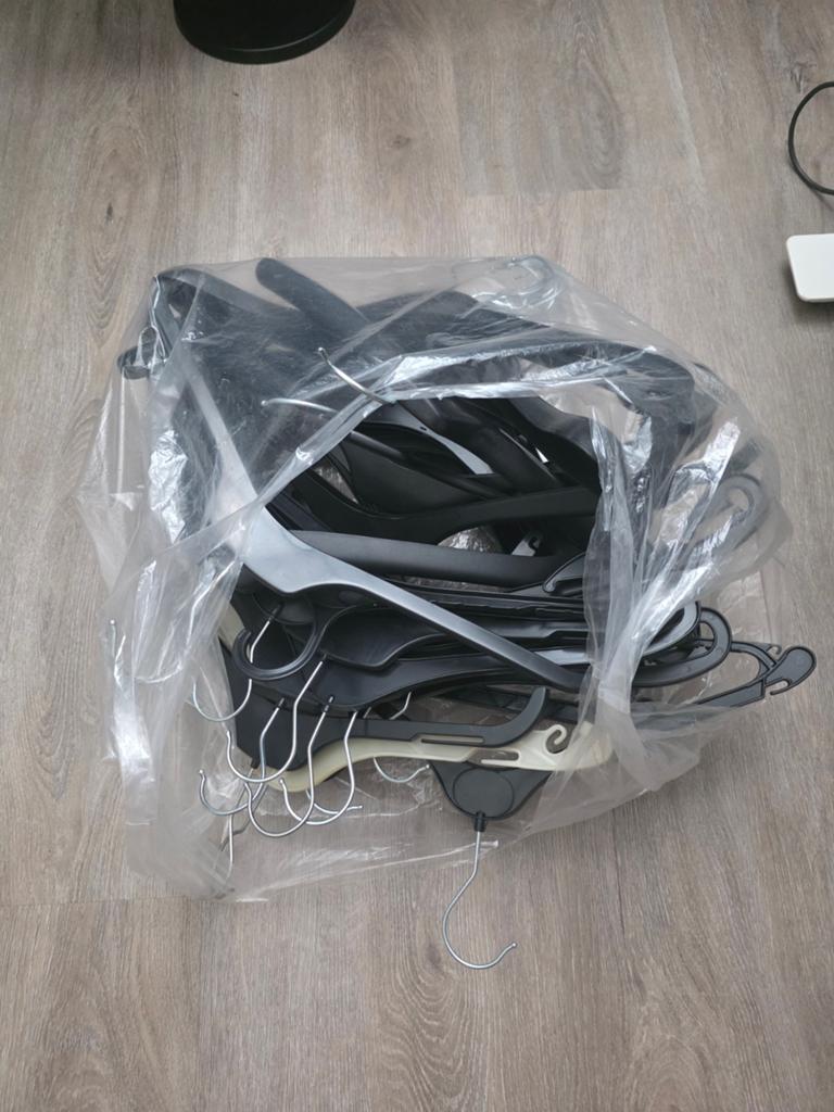 Zak met diverse plastic kledinghangers, Ophalen