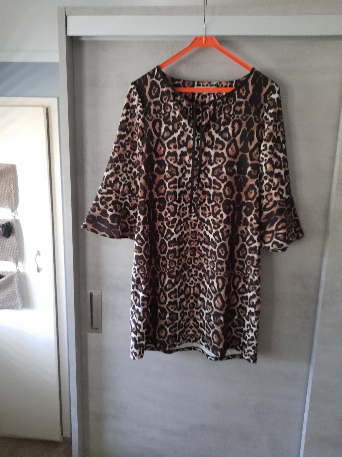 dames tijgerprint jurk mt M, Maat 38/40 (M), Bruin, Ophalen of Verzenden, Zo goed als nieuw