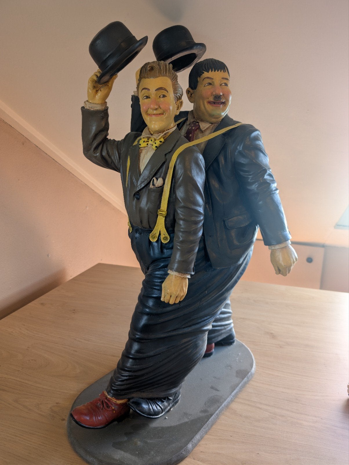 Beeld Laurel & Hardy - Gesigneerd 'Jun Asilo. '97', Antiek en Kunst, Groep mensen, Gemerkt, Ophalen of Verzenden, 20 - 50 cm