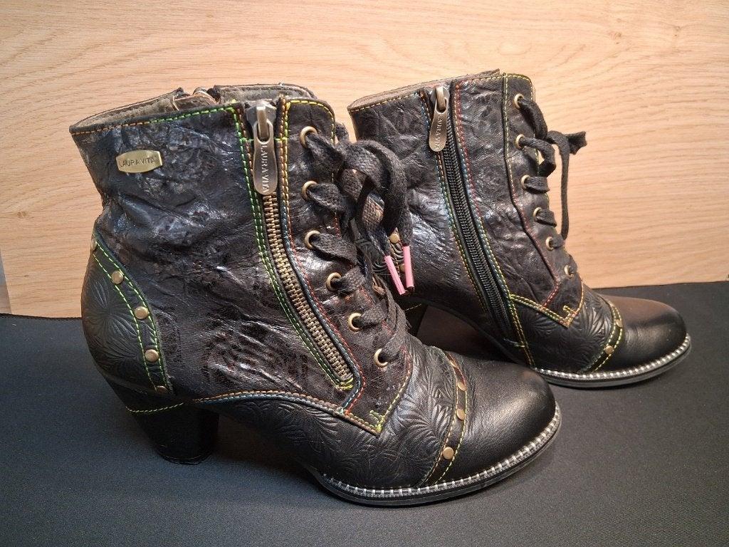 Zwarte enkellaarsjes Laura Vita mt 38, Kleding | Dames, Schoenen, Zwart, Lage of Enkellaarzen, Ophalen of Verzenden, Zo goed als nieuw