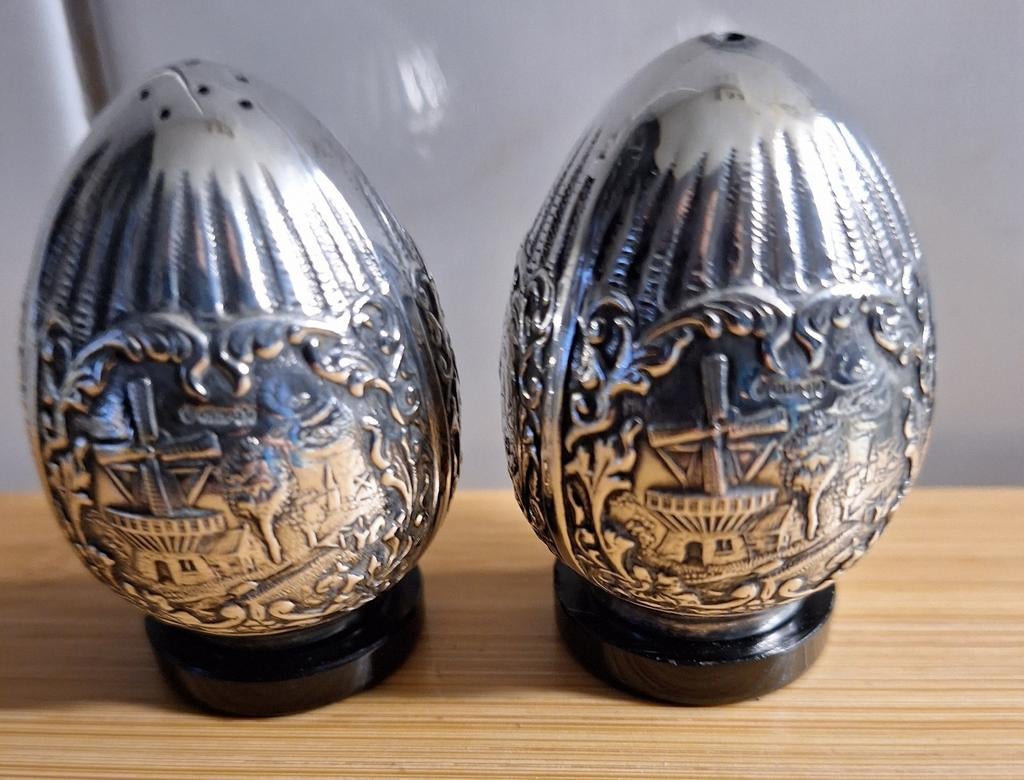 Peper en zoutstel.  HH 90. Hollands tafereel.  Molen, Ophalen of Verzenden, Zilver