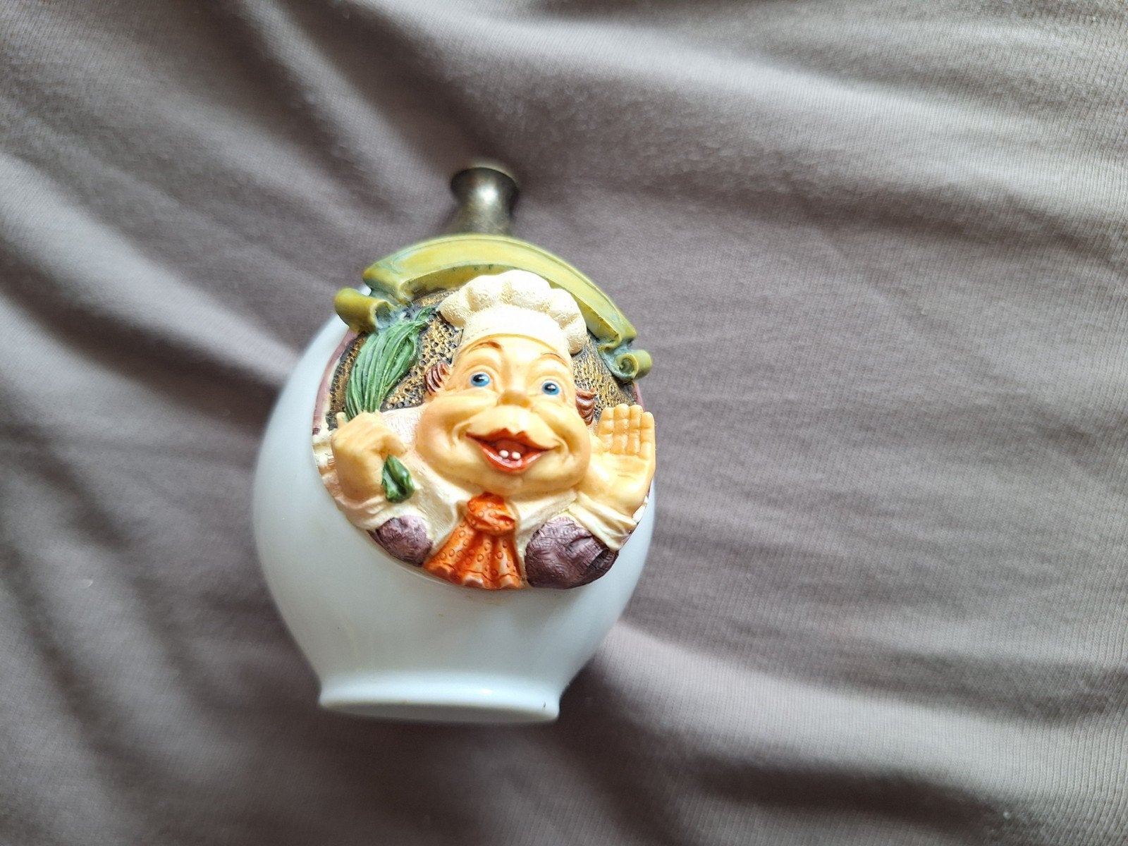 Laaf op een pot, Ophalen of Verzenden, Beeldje of Poppetje