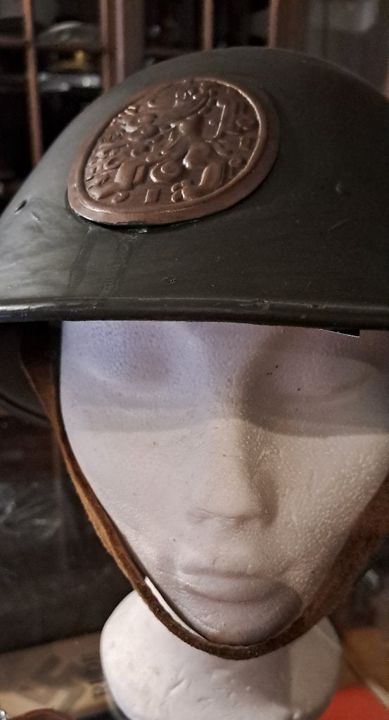 Bijzondere Militaire Helm met Embleem, Verzamelen, Ophalen of Verzenden, Overige soorten, Overige gebieden, Helm of Baret
