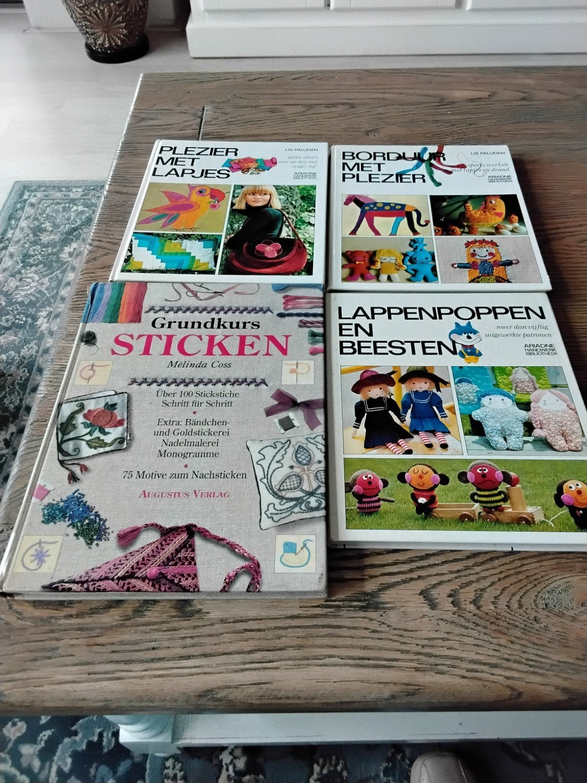 4x Boeken over handwerken: borduren, lappenpoppen, etc.BIEDE, Boeken, Ophalen of Verzenden, Gelezen, Borduren en Naaien, Diverse auteurs