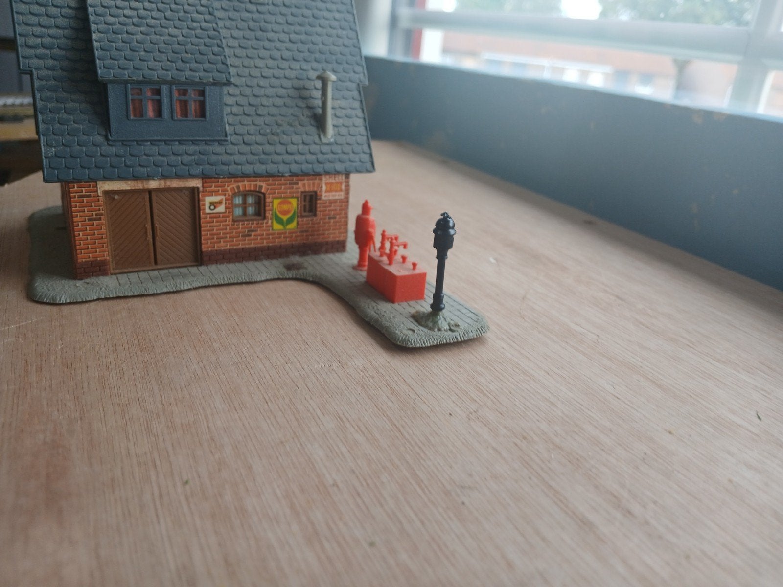 Mooi huisje met winkel en tankstation HO spoorbaan, Hobby en Vrije tijd, Ophalen of Verzenden, Gebruikt, Brug, Tunnel of Gebouw