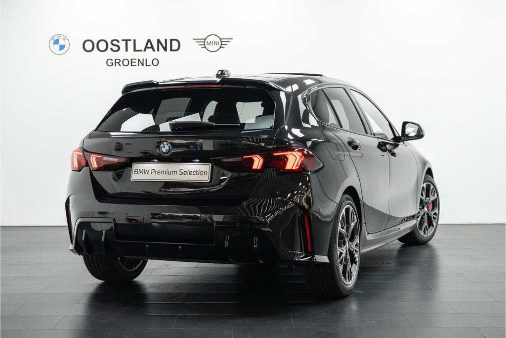 BMW 1 Serie 120 M Sport Automaat / Panoramadak / Sportstoele, Auto's, BMW, Gebruikt, Met garantie (alle), Zwart, Bedrijf