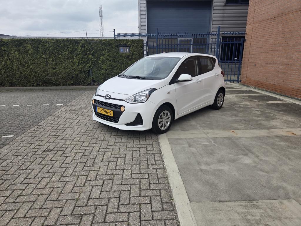 Hyundai i10 1.0i Comfort (bj 2018), Stof, Gebruikt, 4 stoelen, Wit