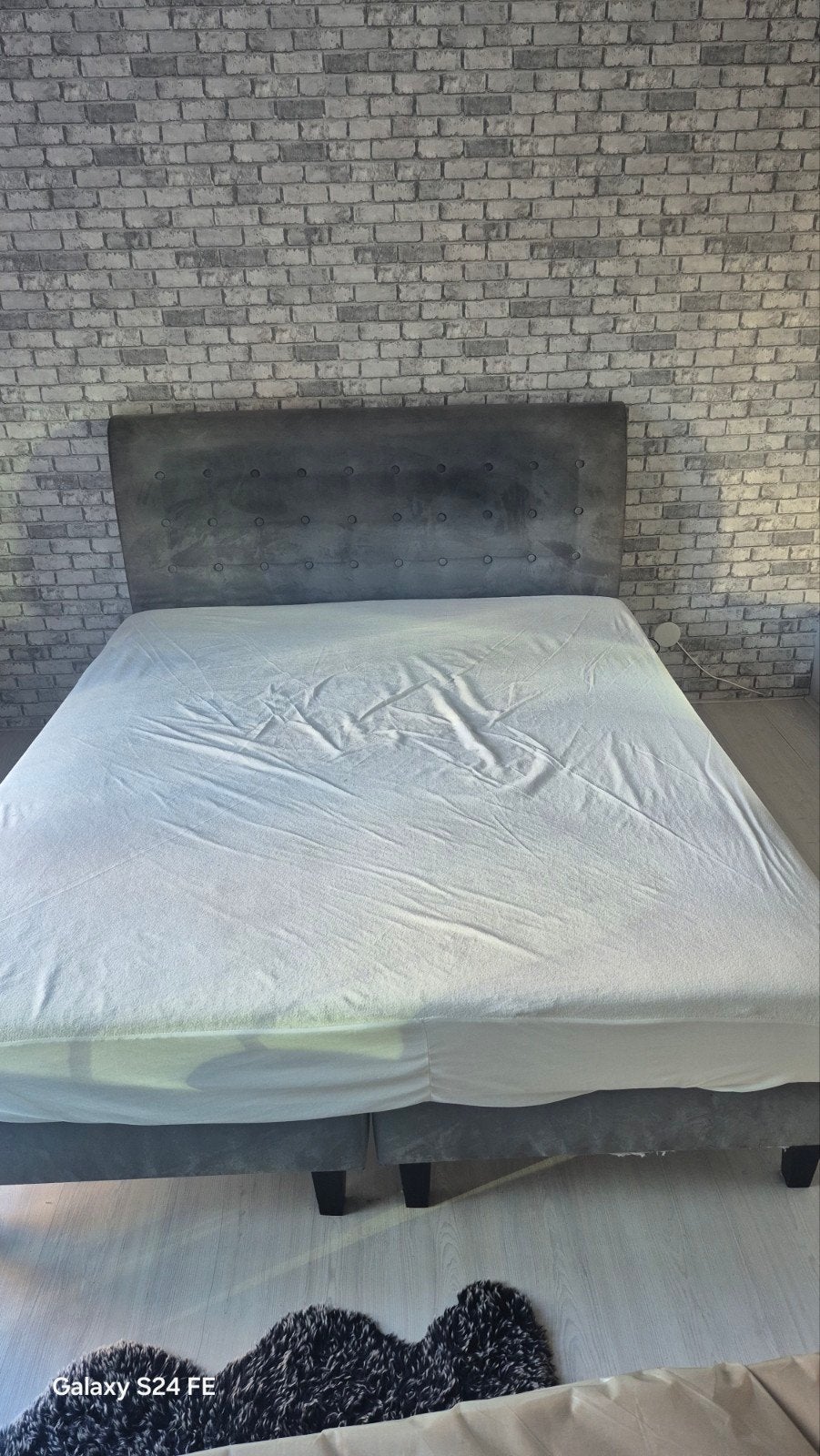 Tweepersoonsbed met gestoffeerd hoofdbord - Grijs, Huis en Inrichting, Modern, Gestoffeerd, Gebruikt, Tweepersoons, Ophalen of Verzenden