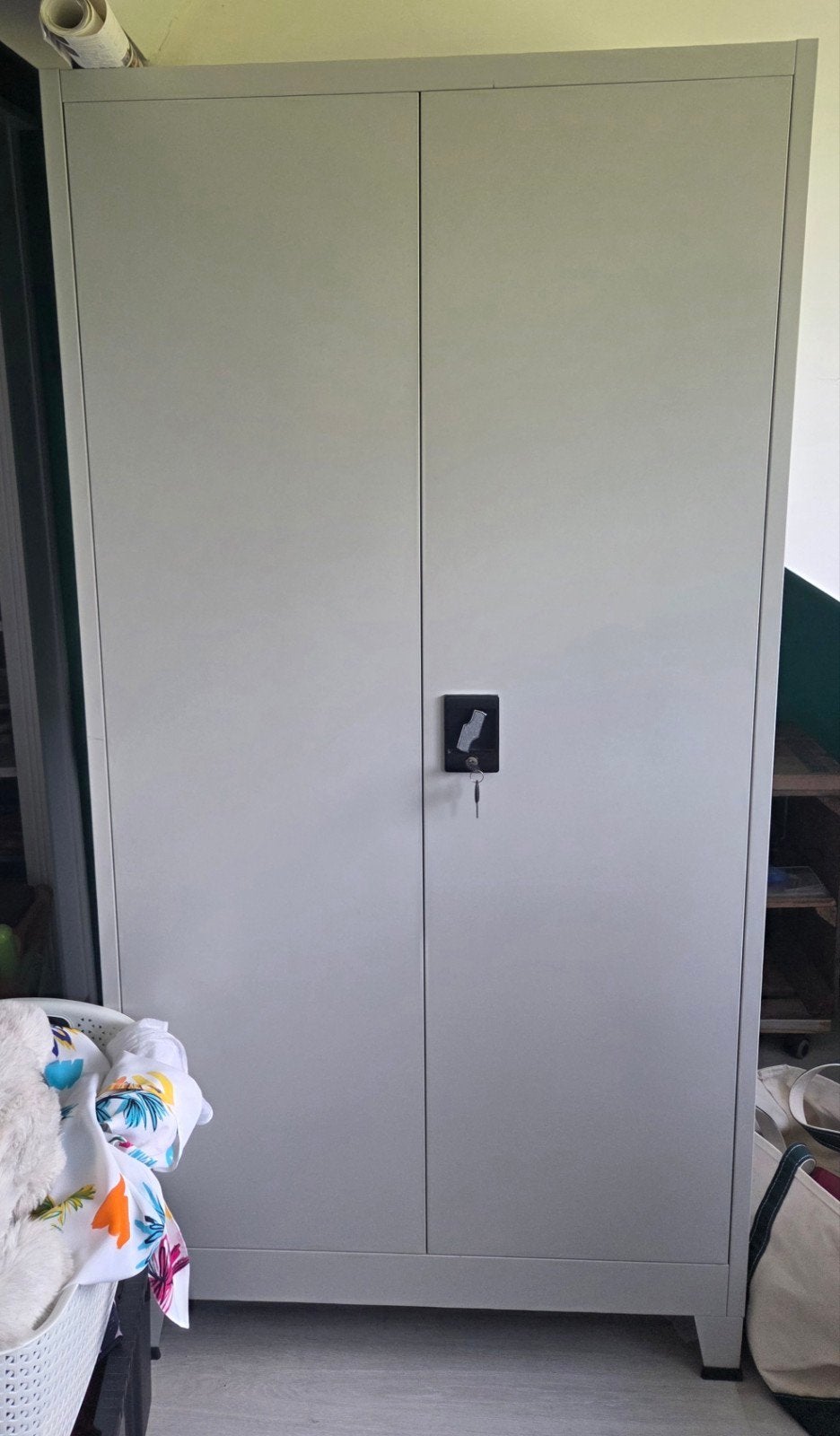 Metalen kledingkast met slot en planken, Ophalen, Met deur(en), Gebruikt, Modern, Industrieel