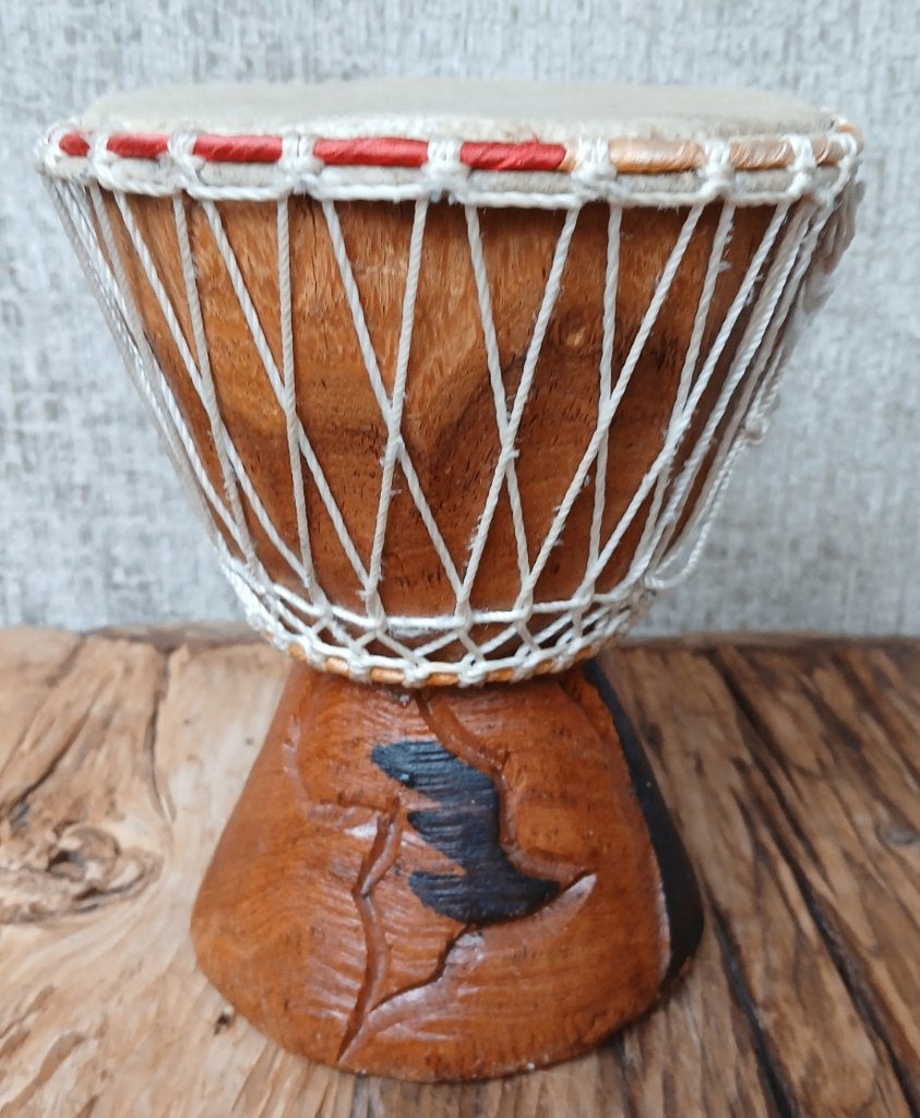 Deze handgemaakte Afrikaanse djembe Breed 15 cm, Muziek en Instrumenten, Ophalen of Verzenden, Zo goed als nieuw, Trommel