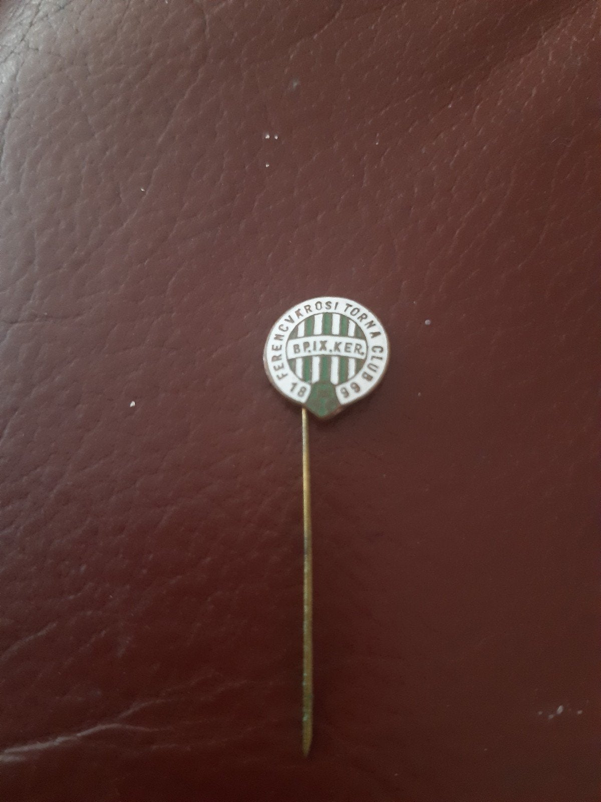 Speldje Ftc Ferencvaros Tornaj club 1899, Ophalen of Verzenden, Zo goed als nieuw, Sport, Speldje of Pin