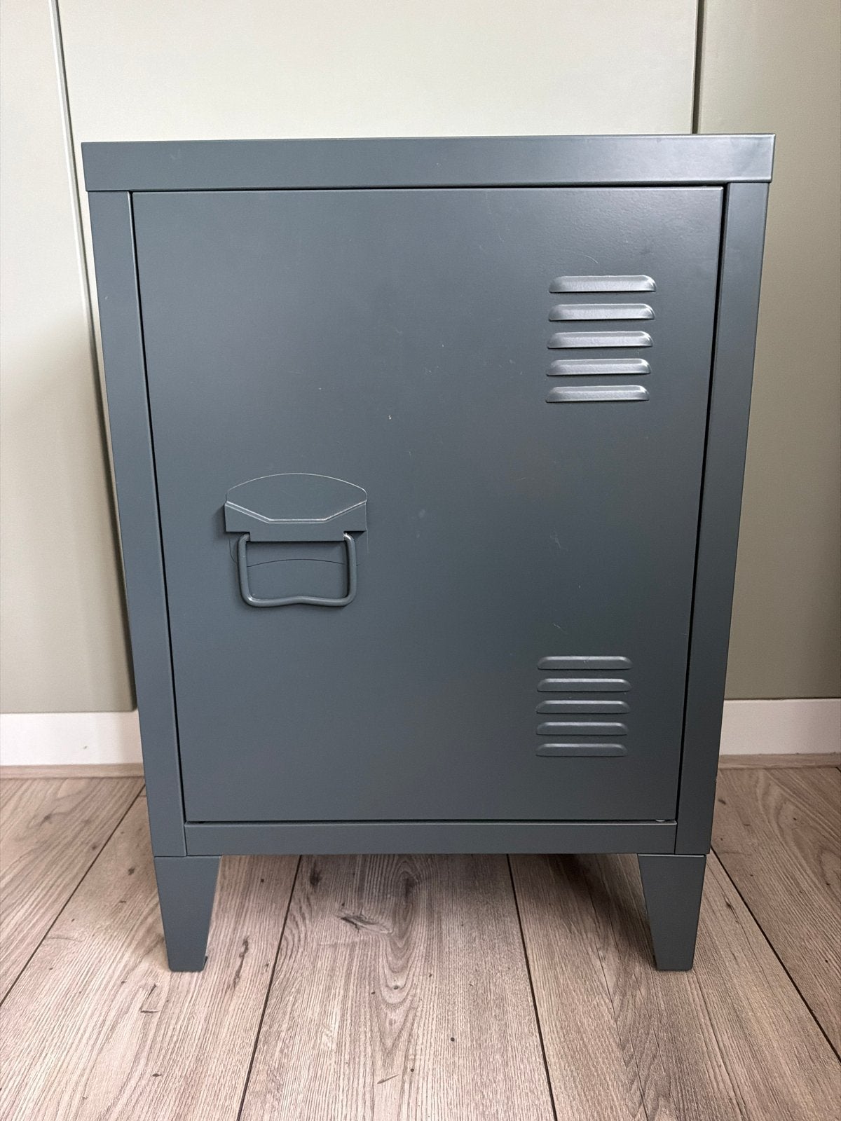 Metalen locker kastje grijs met legplank, Ophalen, Gebruikt