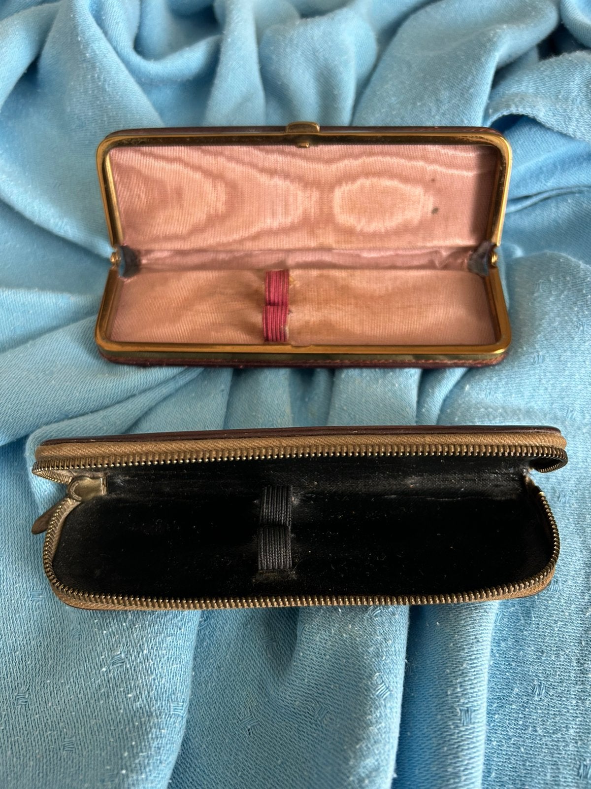 Twee Pen Etui Donkerbruin en Donkerrood Nette Staat, Ophalen of Verzenden, Gebruikt, Overige typen, Overige merken
