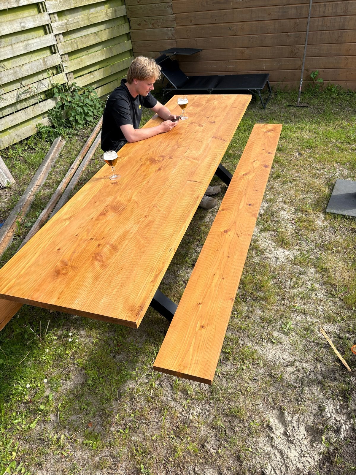 Robuuste houten picknicktafel met stalen onderstel, Ophalen, Zo goed als nieuw, Rechthoekig, Hout