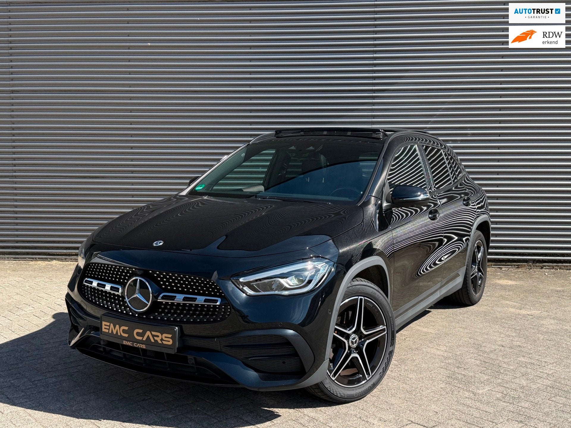 Mercedes-Benz GLA-klasse 250e AMG l Pano l 19 inch l 360•, Auto's, Mercedes-Benz, 77 km/l, Gebruikt, Zwart, Zwart