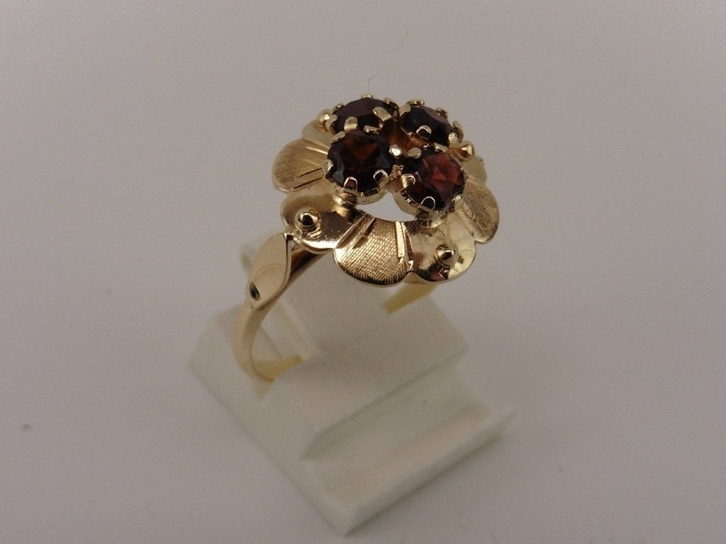 Gouden damesring met 4x granaat                          G61, Sieraden, Tassen en Uiterlijk, Gebruikt, ., Ophalen of Verzenden