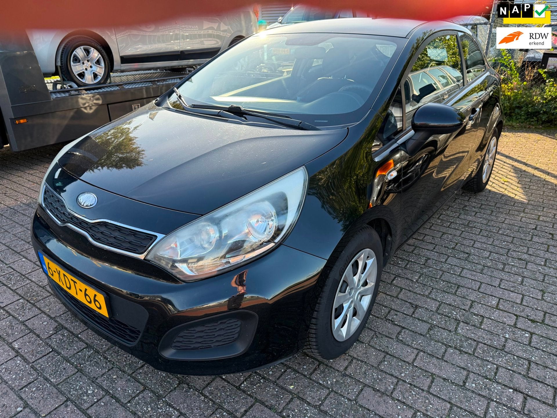 Kia Rio 1.2 CVVT Comfort Pack Airco 14-07-2027 APK, Auto's, Euro 5, 4 cilinders, Zwart, Origineel Nederlands