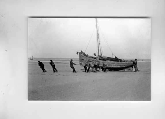 scheepvaart-foto-VISSERIJ-locatie ?- op het strand, Ophalen of Verzenden, Zo goed als nieuw, Boek of Tijdschrift