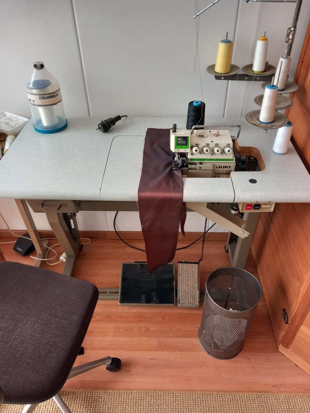 Juki Lockmachine MO-2400- 4 klossen, 220V, op tafel, Hobby en Vrije tijd, Gebruikt, Lockmachine, Industrieel, Ophalen