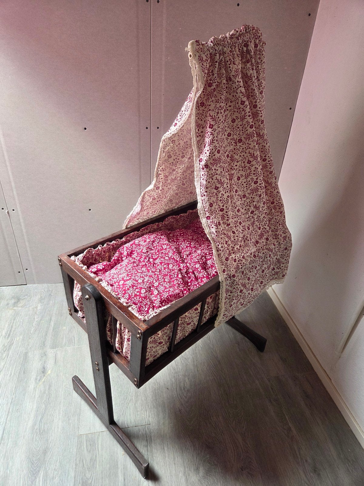 Vintage poppenwieg met roze bloemetjesstof, Ophalen, Gebruikt, Babypop