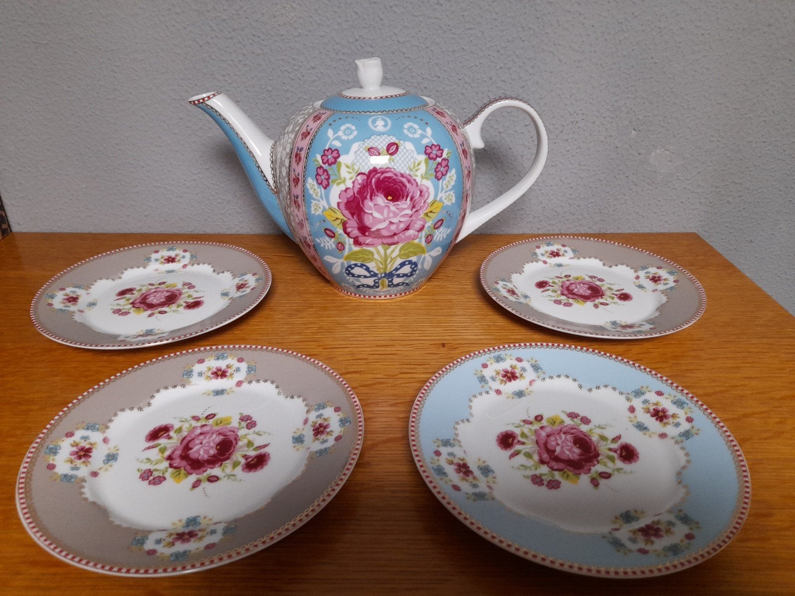 grote pip thee pot 35.00 gebaks bordjes 10.00 p.s, Ophalen of Verzenden
