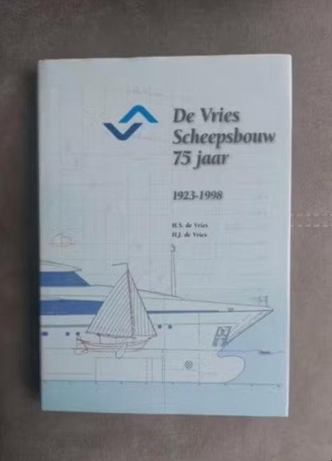 De Vries scheepsbouw 75 jaar 1923 - 1998 door H.S. de Vries, Verzamelen, Scheepvaart, Ophalen of Verzenden, Zo goed als nieuw