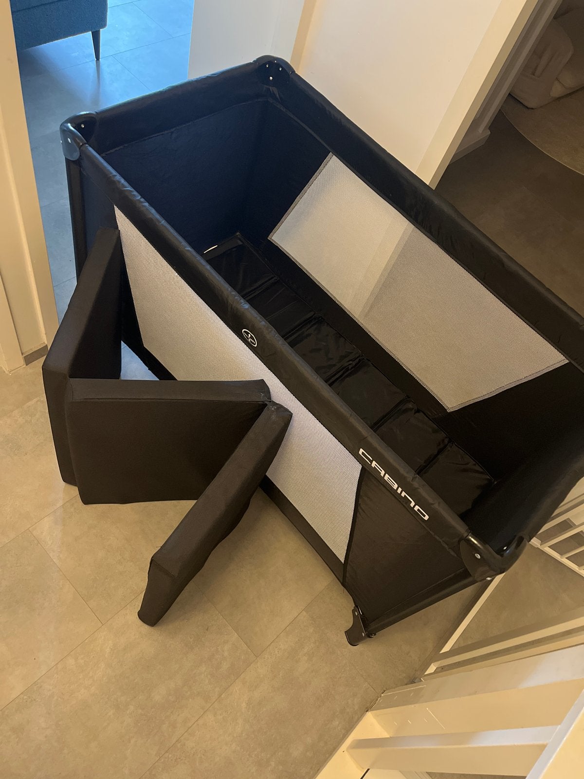 Cabino Reisbed met hoes en dik matras, Ophalen, Zo goed als nieuw, Reisbedje