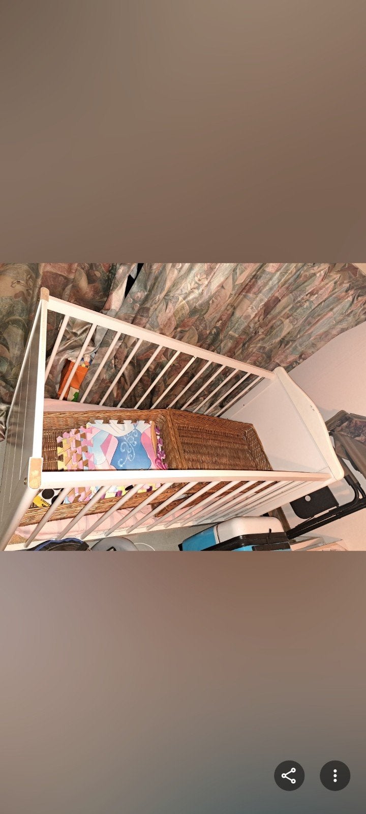 Wit houten ledikantje met spijlen, Ophalen