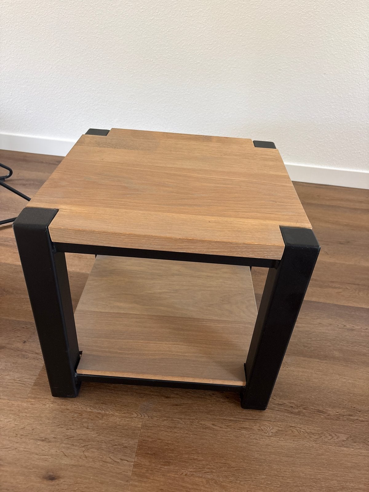 Stijlvolle bijzettafel met eiken hout blad en metalen frame, Ophalen, Minder dan 45 cm, Minder dan 55 cm, Vierkant