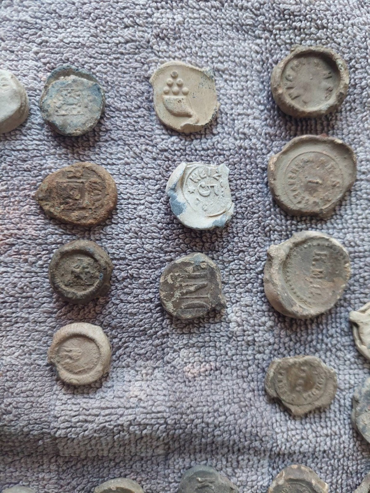Bodemvondst: belasting- en zegelloodjes (1600-1800), Antiek en Kunst, Ophalen of Verzenden