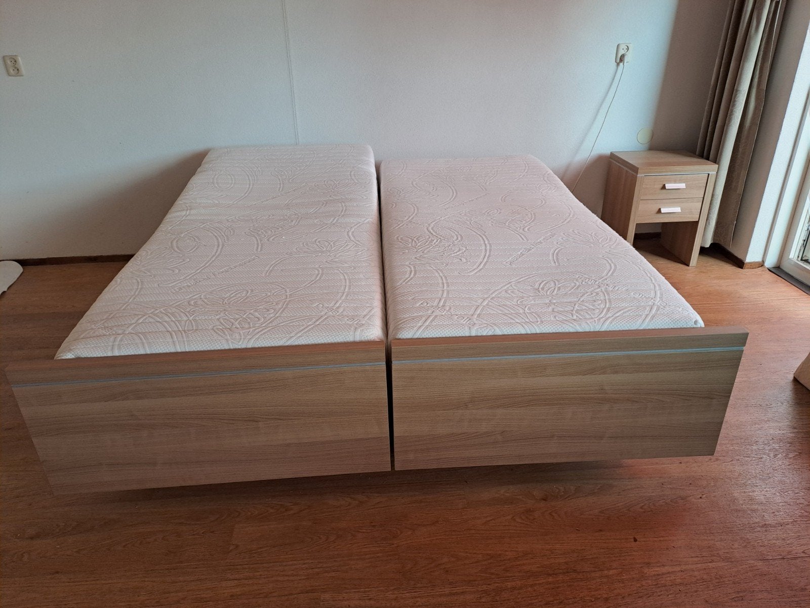 Verstelbaar twee eenpersoonsbed met nachtkastje, Ophalen, 90 cm, Eenpersoons, Bruin
