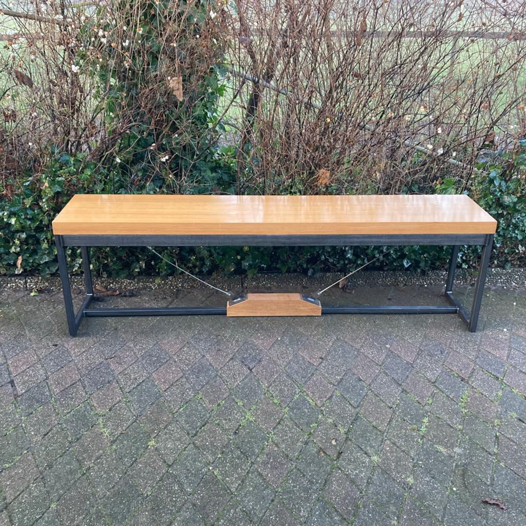 Industriële houten bank met metalen onderstel (sidetable), Ophalen, Gebruikt, Minder dan 75 cm, Tweepersoons